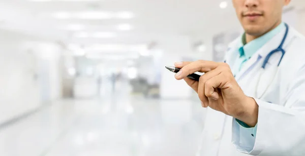 Médico apontando caneta no espaço vazio para o seu texto. — Fotografia de Stock