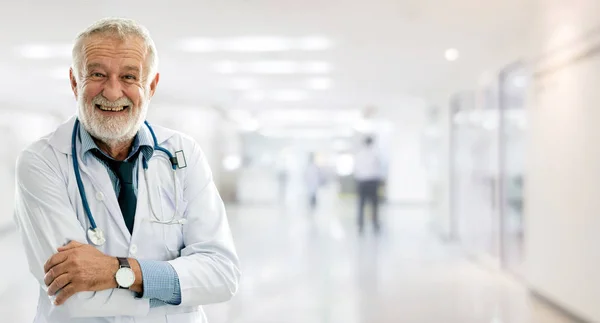 Médico do sexo masculino que trabalha no hospital . — Fotografia de Stock