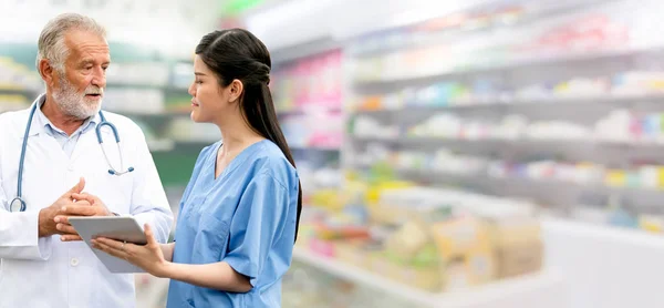 Médico senior y joven que trabaja en el hospital . — Foto de Stock