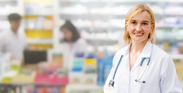 Senior woman pharmacist working in the pharmacy. — Stock Photo, Image