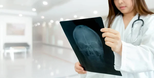 Kobieta lekarz bada obraz rentgenowski w szpitalu. — Zdjęcie stockowe