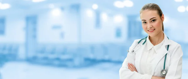 Mulher médica que trabalha no consultório do hospital. — Fotografia de Stock