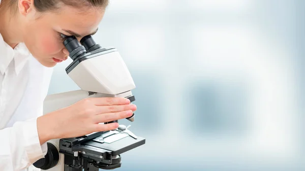 Pesquisador cientista usa microscópio em laboratório — Fotografia de Stock