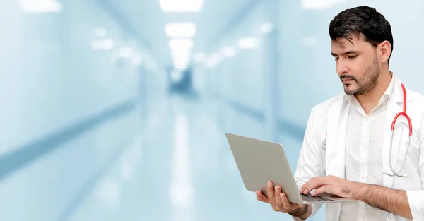 Médico usando computador portátil no hospital. — Fotografia de Stock