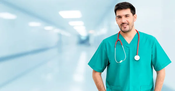 Porträt eines männlichen Chirurgen im Krankenhaus. — Stockfoto