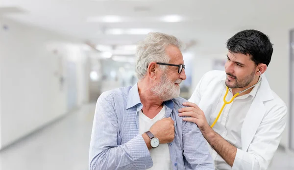Lekarz sprawdza stan zdrowia pacjenta w biurze szpitalnym. — Zdjęcie stockowe