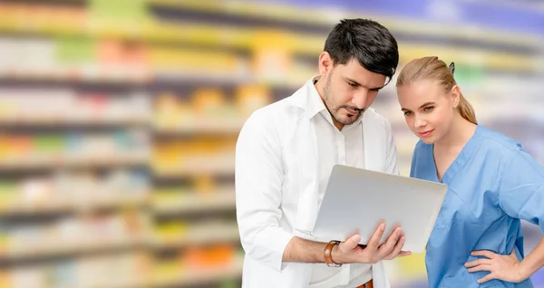 Artsen in het ziekenhuis werken met een andere arts. — Stockfoto