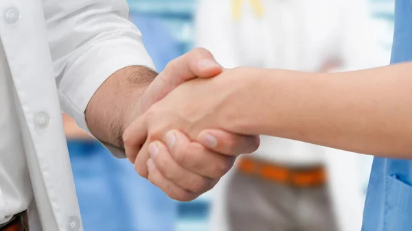 Doctor in hospital handshake with another doctor. — Stock Photo, Image