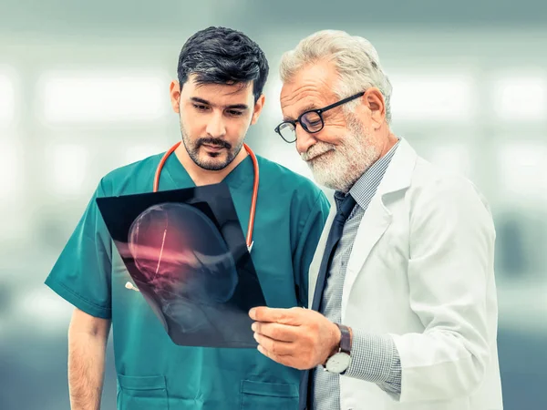 Medici in ospedale che lavorano con un altro medico . — Foto Stock