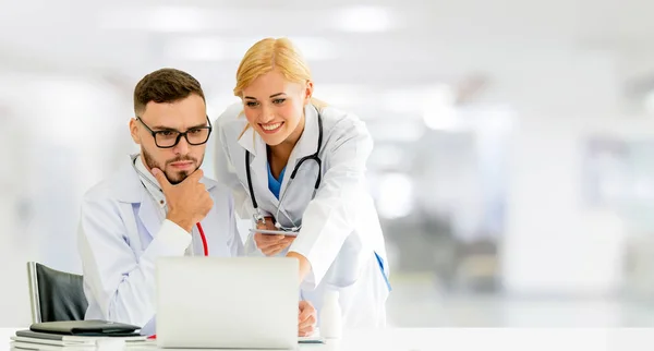 Médicos que trabajan con computadora portátil en el hospital . — Foto de Stock