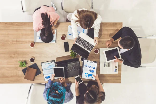 Gente de negocios en reunión de grupo en la oficina. — Foto de Stock