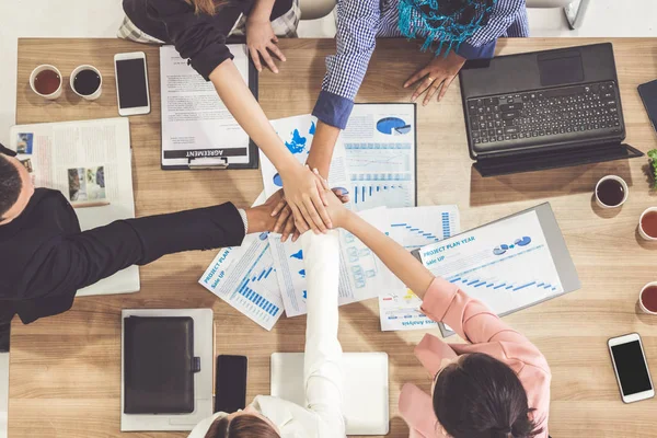 Teamwork zakenmensen slaan handen ineen om elkaar te ontmoeten. — Stockfoto