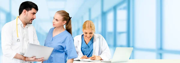 Doctor working in hospital with other doctors. — Stock Photo, Image