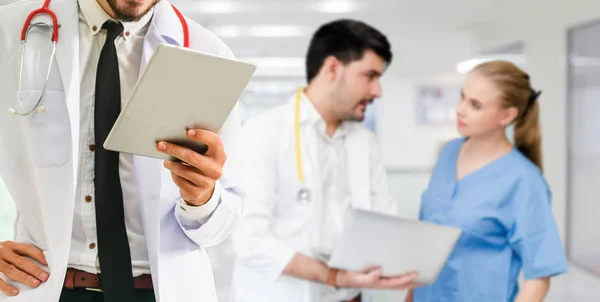 Médico que trabalha no hospital com outros médicos . — Fotografia de Stock