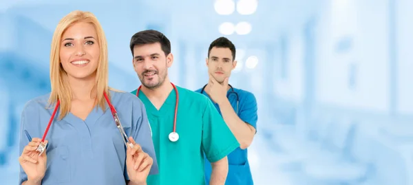 Arzt arbeitet im Krankenhaus mit anderen Ärzten zusammen. — Stockfoto