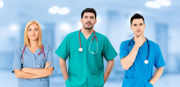 Médico que trabalha no hospital com outros médicos . — Fotografia de Stock