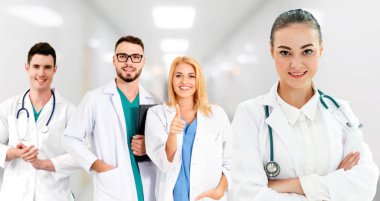 Doktor diğer doktorlar ile hastanede çalışıyor.