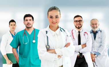 Doktor diğer doktorlar ile hastanede çalışıyor.