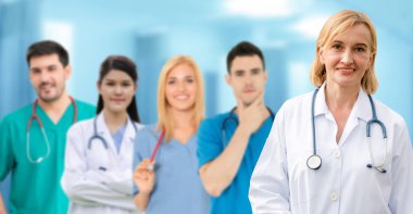 Doktor diğer doktorlar ile hastanede çalışıyor.