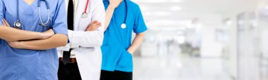 Doktor diğer doktorlar ile hastanede çalışıyor.