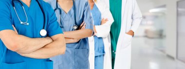 Doktor diğer doktorlar ile hastanede çalışıyor.