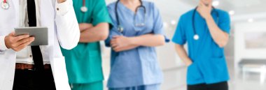Doktor diğer doktorlar ile hastanede çalışıyor.