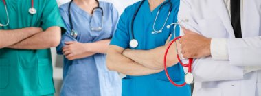 Doktor diğer doktorlar ile hastanede çalışıyor.