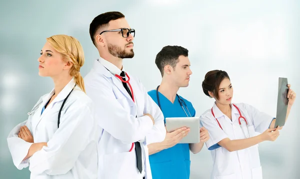 Médico que trabalha no hospital com outros médicos . — Fotografia de Stock