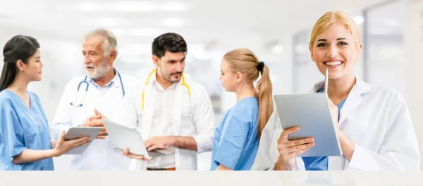 Médico que trabalha no hospital com outros médicos . — Fotografia de Stock