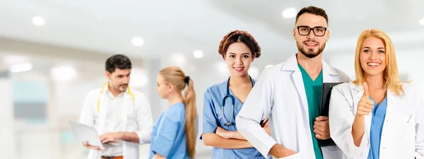 Médico que trabalha no hospital com outros médicos . — Fotografia de Stock