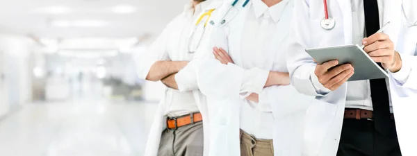 Médico que trabalha no hospital com outros médicos . — Fotografia de Stock