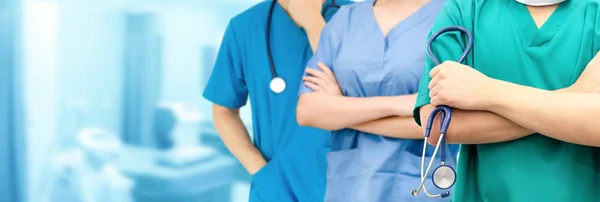 Arzt arbeitet im Krankenhaus mit anderen Ärzten zusammen. — Stockfoto