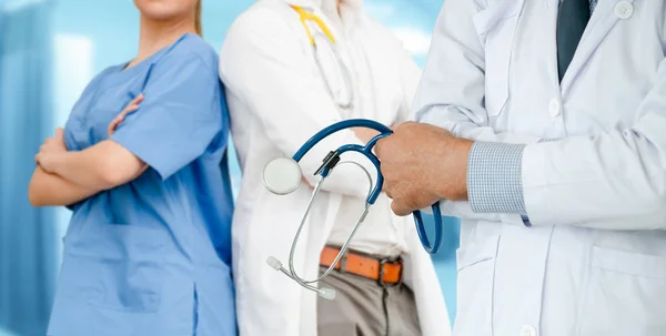 Médico que trabalha no hospital com outros médicos . — Fotografia de Stock