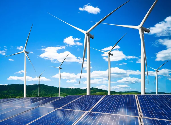 Painel solar e turbina eólica fazenda energia limpa. — Fotografia de Stock