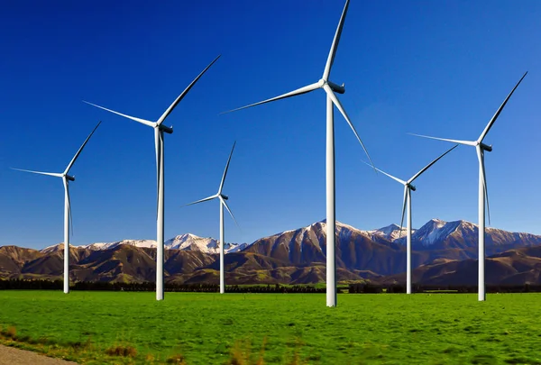Windturbinepark in prachtig natuur landschap. — Stockfoto