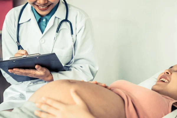 Wanita hamil dan dokter kandungan di rumah sakit. — Stok Foto