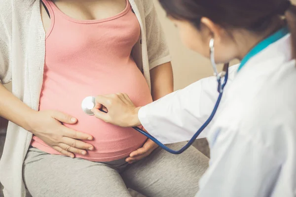 Gravid kvinna och gynekolog doktor vid sjukhuset — Stockfoto