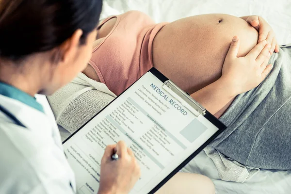 Gravid kvinna och gynekolog doktor vid sjukhuset — Stockfoto