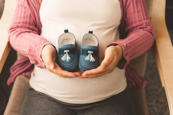 Mutlu hamile bir kadın ve evde bebek bekliyor..