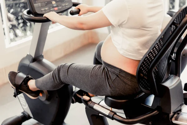 Ejercicio activo de mujer embarazada en el gimnasio. —  Fotos de Stock