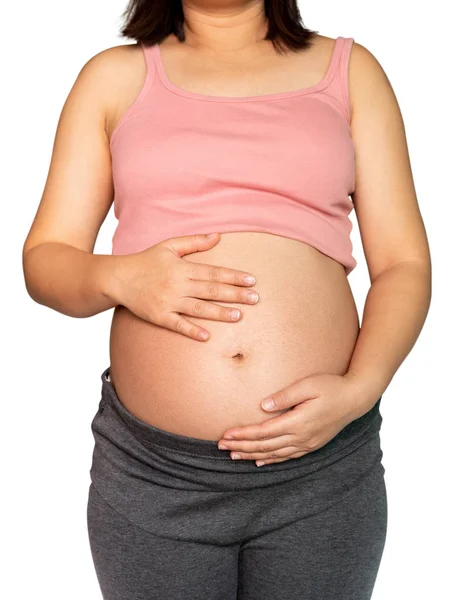 Счастливая беременная женщина изолирована на белом фоне . — стоковое фото