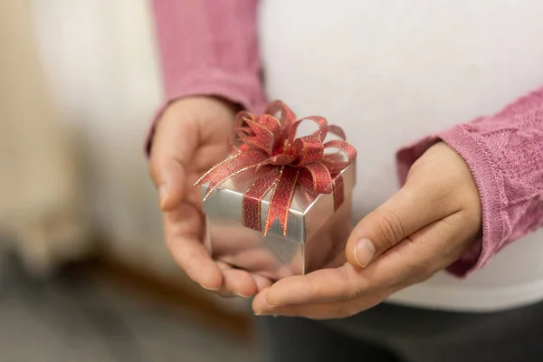 Mulher mão segurando caixa de presente de Natal presente . — Fotografia de Stock