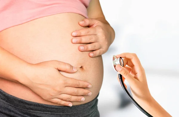 Gravid kvinna och gynekolog doktor vid sjukhuset — Stockfoto