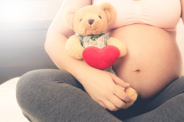 Mutlu hamile bir kadın ve evde bebek bekliyor..
