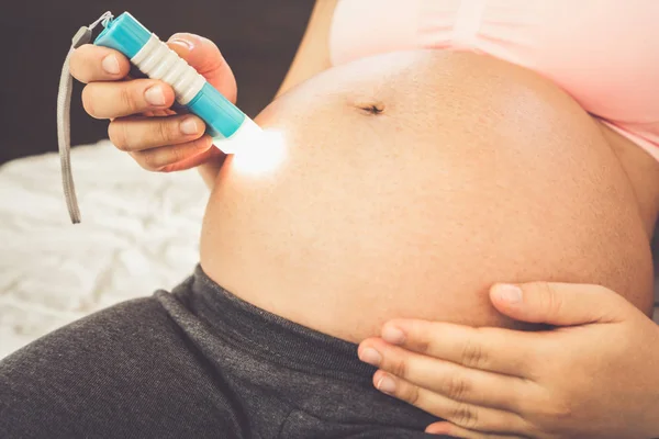 Felice donna incinta e in attesa di bambino a casa. — Foto Stock