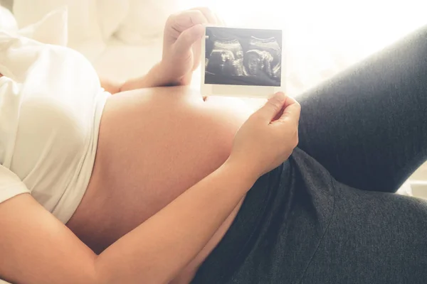 Mujer embarazada feliz y esperando un bebé en casa. — Foto de Stock