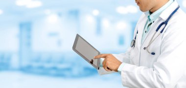 Hastanedeki tablet bilgisayarlı doktor..