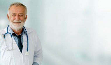 Hastanede çalışan kıdemli erkek doktor.