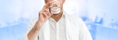 Diş fırçası ile Diş Hekimi, diş fırçası odaklanın.