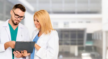 Doktorlar iş arkadaşlarıyla hastanede çalışıyorlar..